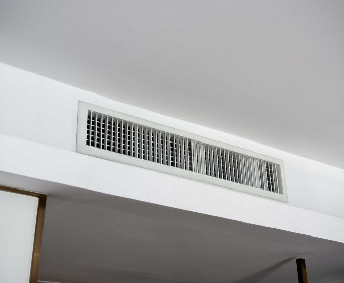 Wandmontiertes Belüftungssystem an der Decke